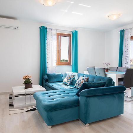 Kaylie Apartment Pula Luaran gambar