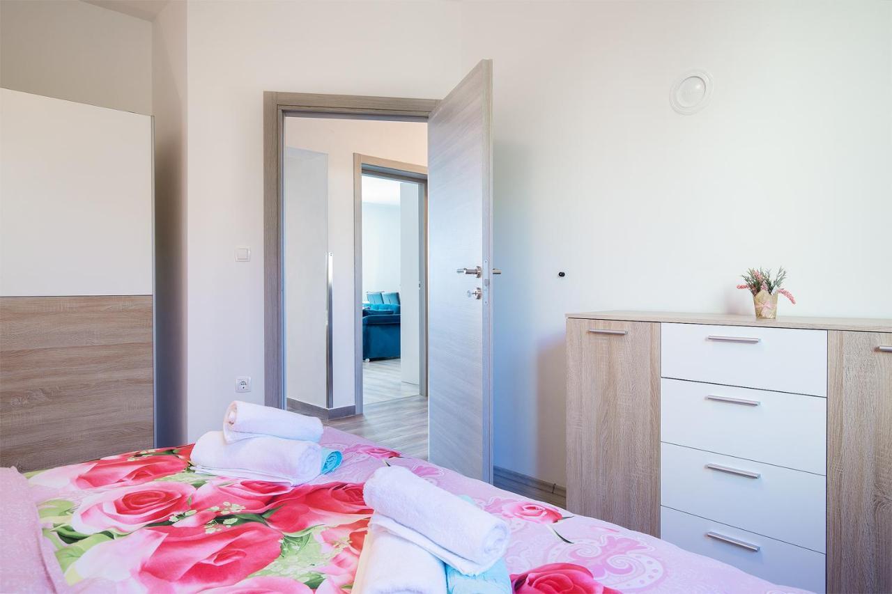 Kaylie Apartment Pula Luaran gambar