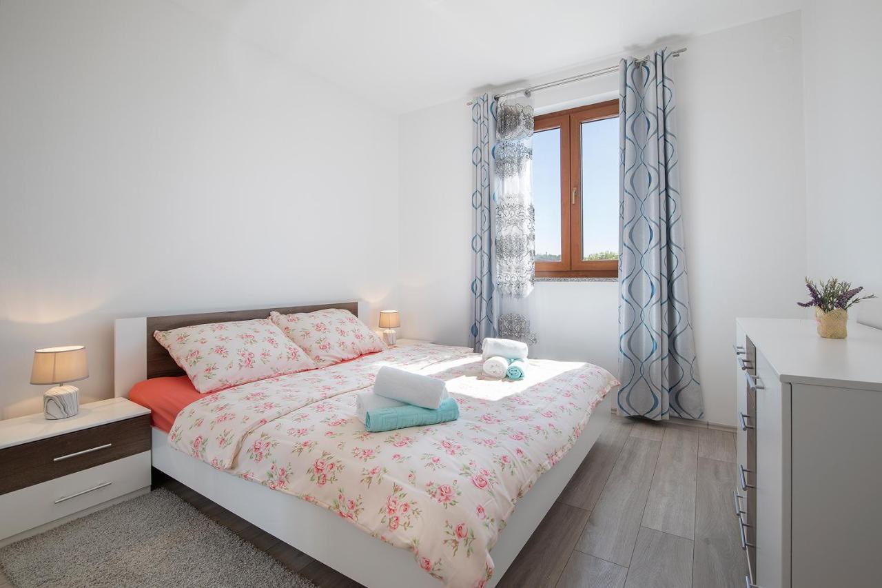 Kaylie Apartment Pula Luaran gambar