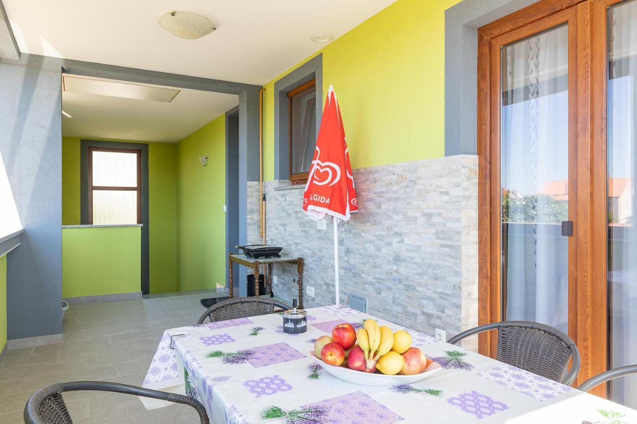 Kaylie Apartment Pula Luaran gambar